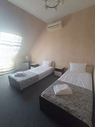 Гостевой дом Теплый Стан Минеральные Воды Трехместный номер с тремя кроватями-2